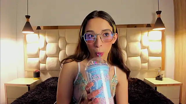 Snapshot of Emilia_Bons chatting on October 23, 2025, 2:05 pm Emilia Bons online show from October 23, 2025, 2:05 pm