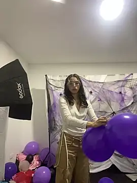 Snapshot of Emilia_Bons chatting on October 8, 2025, 1:40 am Emilia Bons online show from October 8, 2025, 1:40 am