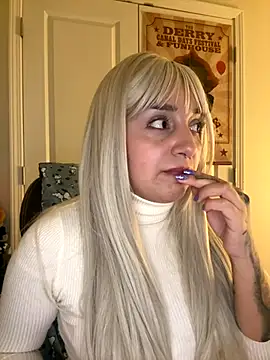 CharmingMaddie online show from December 3, 2025, 6:47 am