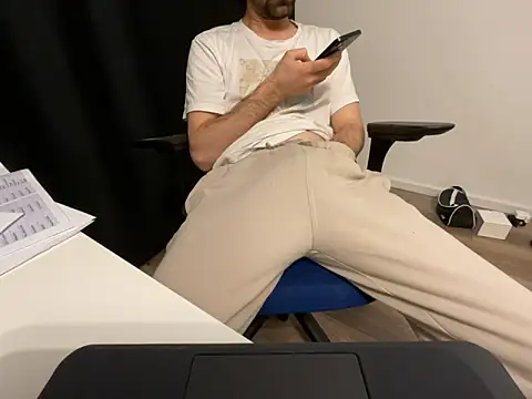 Frankieyyy1 online show from April 10, 2026, 10:06 pm