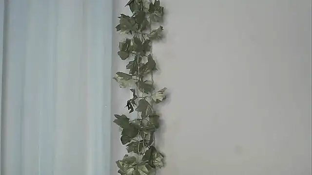 angelainparis28 online show from November 12, 2025, 7:18 pm