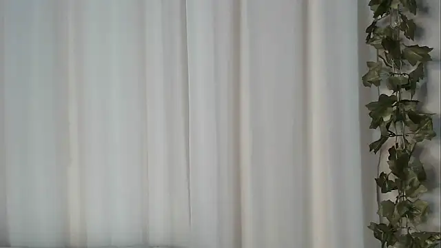 angelainparis28 online show from November 9, 2025, 6:39 am