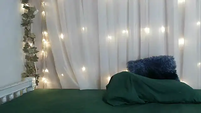 angelainparis28 online show from October 11, 2025, 4:57 am