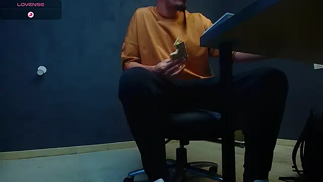 EnzoRace online show from October 8, 2025, 5:31 am