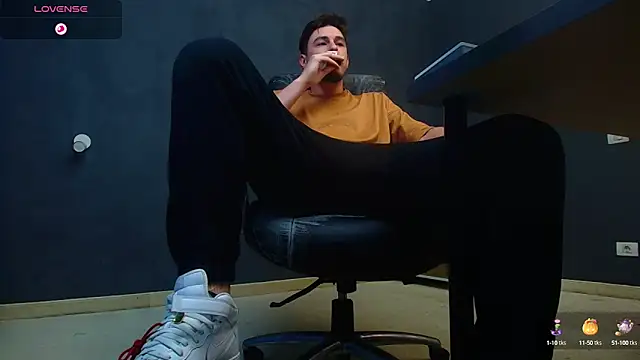 EnzoRace online show from October 14, 2025, 4:46 am