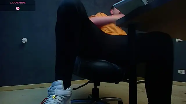 EnzoRace online show from November 6, 2025, 6:06 am