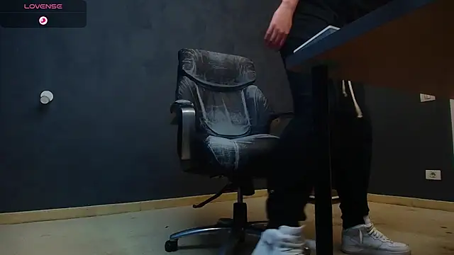 EnzoRace online show from October 29, 2025, 5:50 am