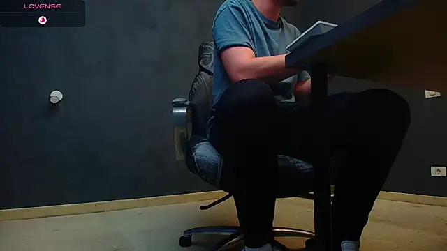 EnzoRace online show from November 1, 2025, 5:57 am