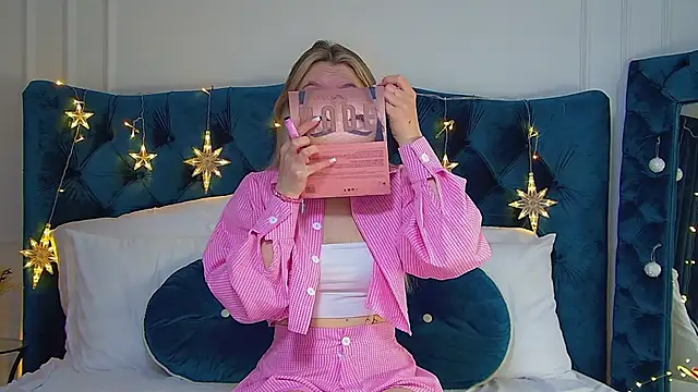 StacyEvances online show from November 30, 2025, 6:19 pm