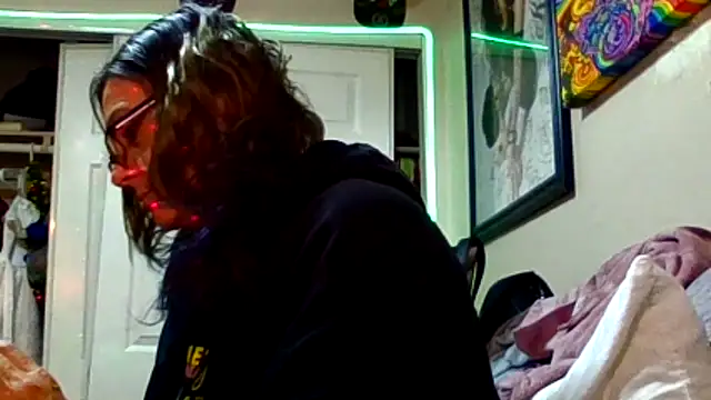 Snapshot of SparklesB1tch chatting on December 16, 2025, 9:13 am SparklesB1tch online show from December 16, 2025, 9:13 am