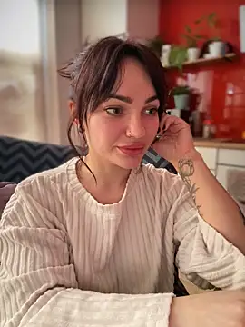 Snapshot of SaraLow chatting on February 16, 2026, 1:32 pm SaraLow online show from February 16, 2026, 1:32 pm