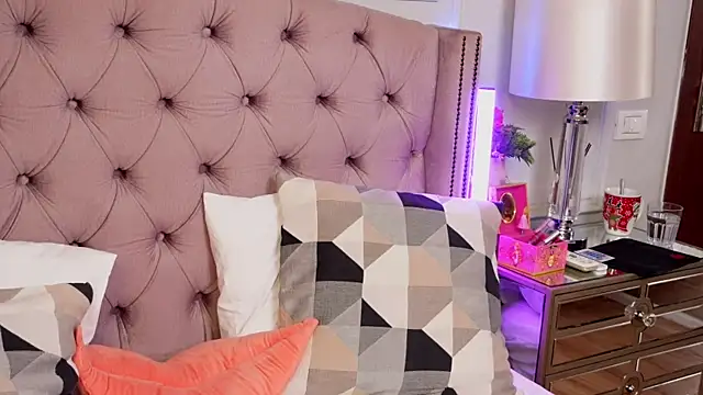 JenniferLovve online show from March 26, 2026, 4:44 am