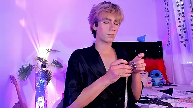 Cooperrosscute233 online show from April 8, 2026, 7:04 pm