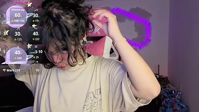 larah uwu online show from June 1, 2026, 6:29 pm