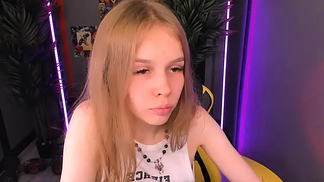 Selen hells weet online show from October 3, 2025, 5:03 pm