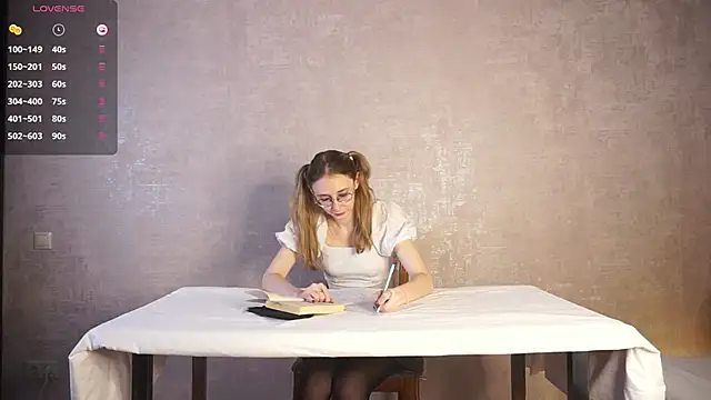 BeatrixHiett online show from October 4, 2025, 3:52 am