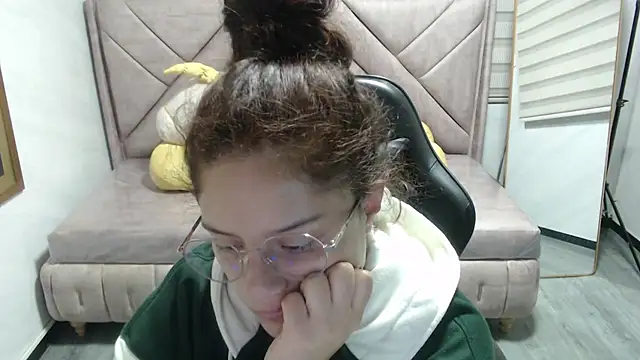 Velvet Moon V online show from December 16, 2025, 1:15 pm