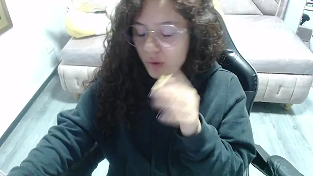 Snapshot of Velvet_Moon_V chatting on November 4, 2025, 1:37 pm Velvet Moon V online show from November 4, 2025, 1:37 pm