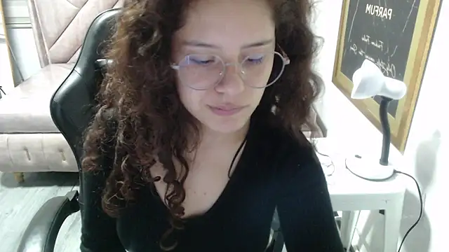 Snapshot of Velvet_Moon_V chatting on November 26, 2025, 1:33 pm Velvet Moon V online show from November 26, 2025, 1:33 pm