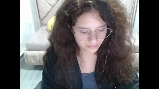 Snapshot of Velvet_Moon_V chatting on October 28, 2025, 1:32 pm Velvet Moon V online show from October 28, 2025, 1:32 pm