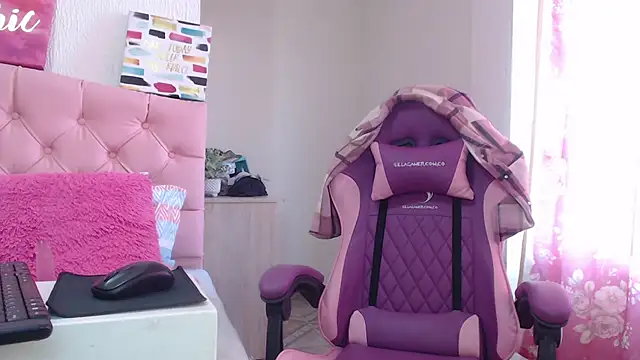 Charlote lowen online show from October 15, 2025, 12:13 pm