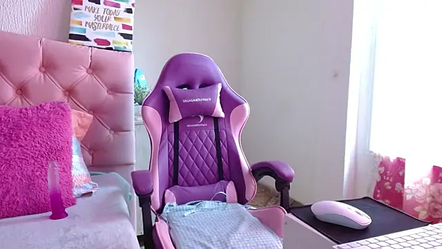 Charlote lowen online show from September 14, 2025, 8:20 pm