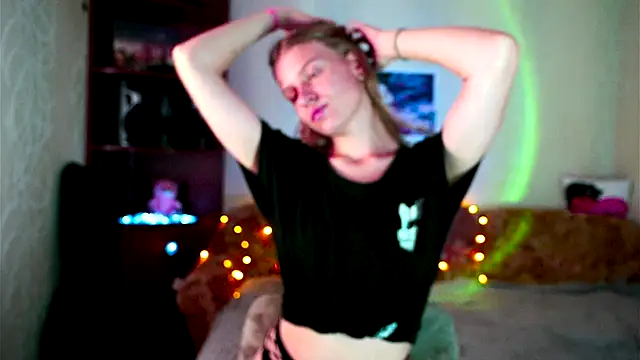 Snapshot of Luntryy chatting on October 9, 2025, 9:21 am Luntryy online show from October 9, 2025, 9:21 am