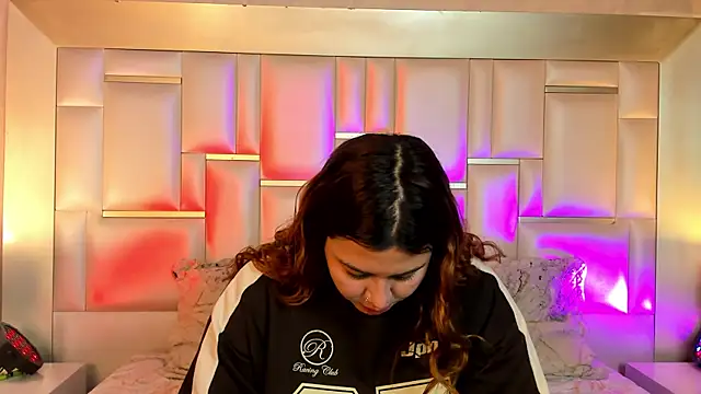 AdelaTaylor online show from November 9, 2025, 1:48 pm