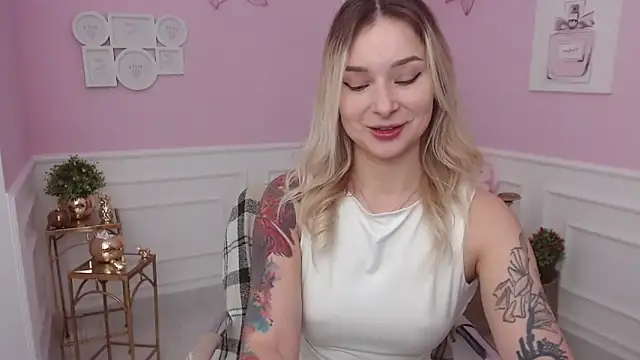 Snapshot of LilFleurish chatting on February 4, 2026, 5:24 am LilFleurish online show from February 4, 2026, 5:24 am