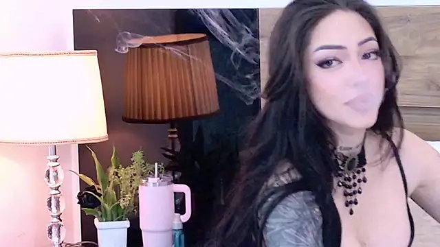 Snapshot of AlessandraLovi chatting on July 2, 2026, 5:02 am AlessandraLovi online show from July 2, 2026, 5:02 am