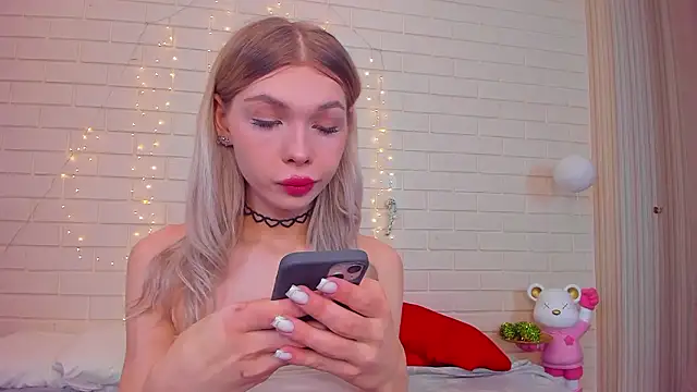 Blondy Fina online show from February 3, 2026, 4:32 am