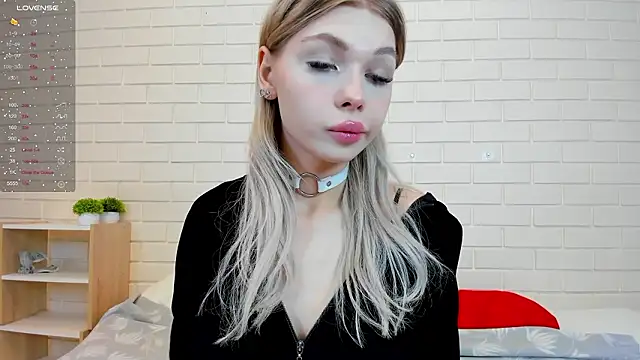 Blondy Fina online show from February 22, 2026, 4:48 am