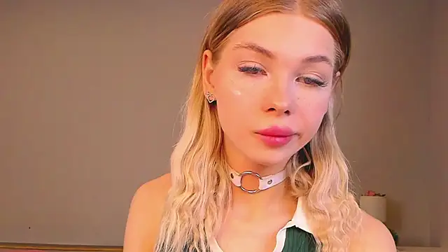 Blondy Fina online show from May 17, 2026, 6:35 am