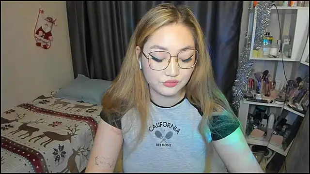 Snapshot of lyra_x chatting on December 18, 2025, 8:23 pm lyra x online show from December 18, 2025, 8:23 pm