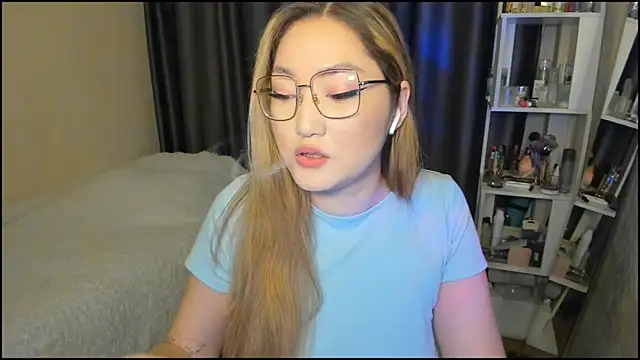 Snapshot of lyra_x chatting on February 9, 2026, 3:10 pm lyra x online show from February 9, 2026, 3:10 pm