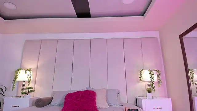 mia rousse25 online show from September 9, 2025, 1:42 pm