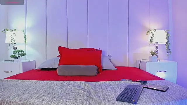 mia rousse25 online show from October 9, 2025, 1:11 pm