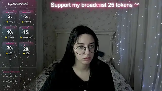 Leia Moreno online show from October 13, 2025, 8:43 pm