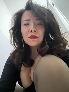 Snapshot of anna_yngs chatting on November 9, 2025, 12:20 pm anna yngs online show from November 9, 2025, 12:20 pm