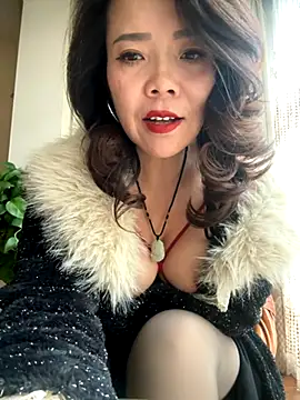 Snapshot of anna_yngs chatting on November 14, 2025, 9:02 am anna yngs online show from November 14, 2025, 9:02 am