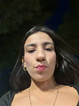 Snapshot of -juicy_ chatting on August 5, 2026, 11:43 pm -juicy online show from August 5, 2026, 11:43 pm