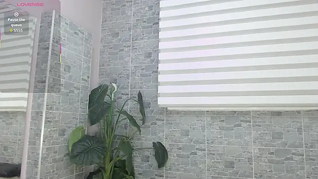 VioletLux online show from November 25, 2025, 7:47 pm