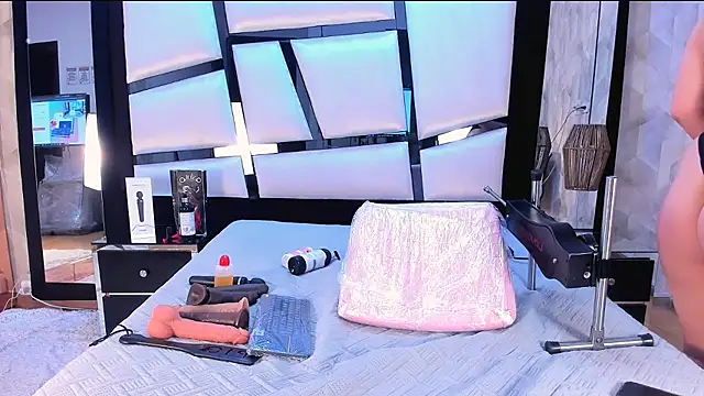 JuliaDavis 1 online show from October 7, 2025, 4:13 am