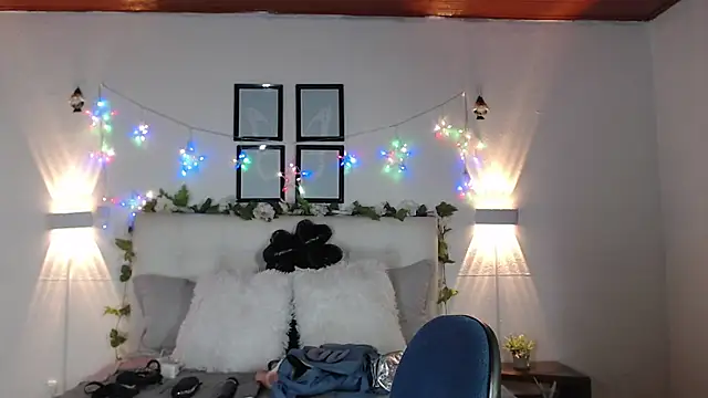 Megan 05  online show from April 12, 2026, 2:20 pm