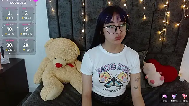 Littlee Bunny  online show from November 18, 2025, 11:02 am