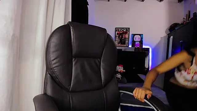 loganher900 online show from April 7, 2026, 12:12 am