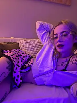 marnemzavar444 online show from December 16, 2025, 10:03 pm