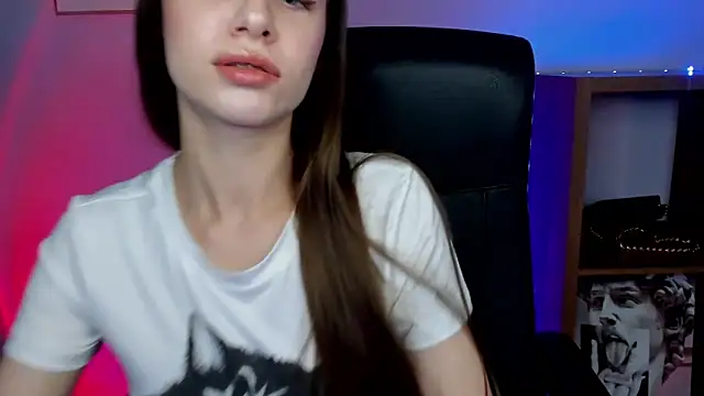 LuxMaya online show from February 12, 2026, 8:14 am