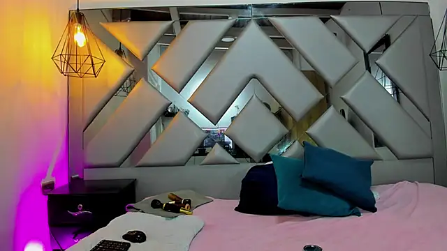 Lorenn Hill online show from October 12, 2025, 1:45 pm