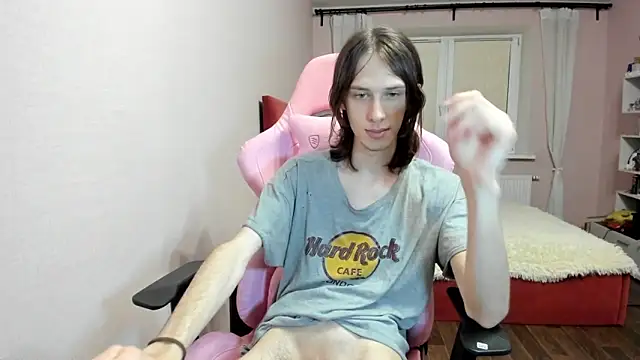 eleganc3 online show from October 20, 2025, 9:48 pm